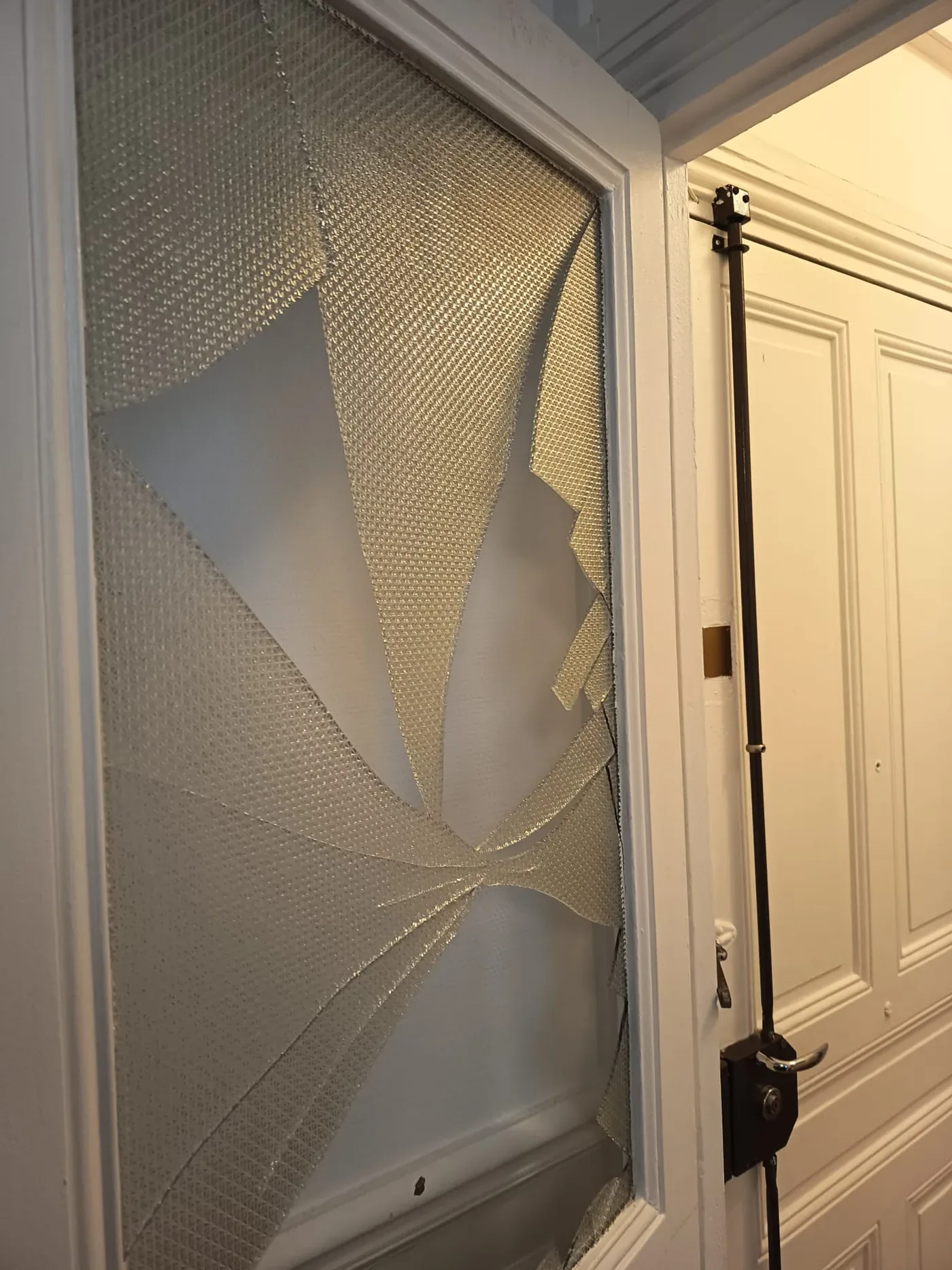 Bris de glace sur une porte intérieure vitrée