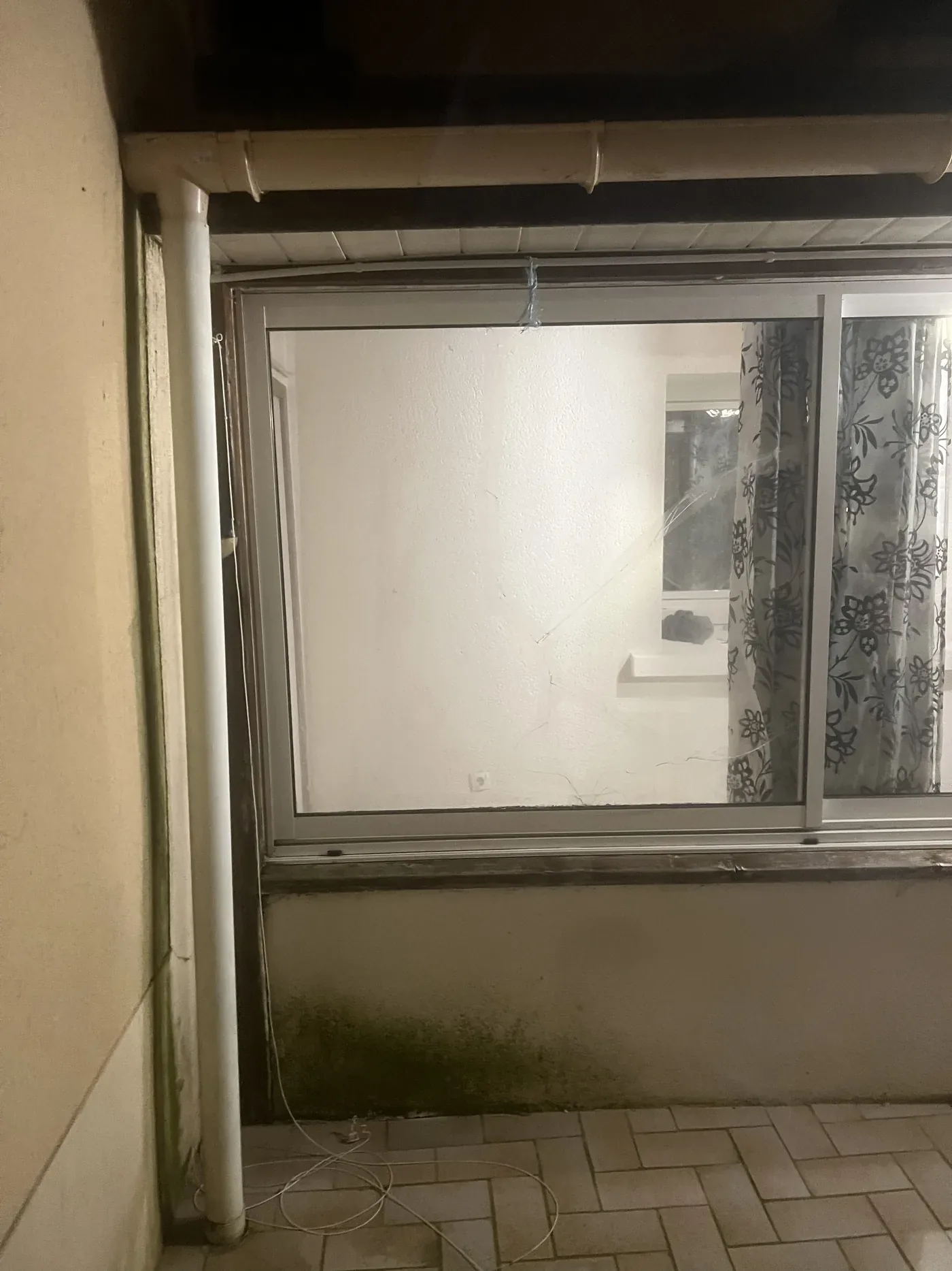 Châssis vitré d'un local à rénover