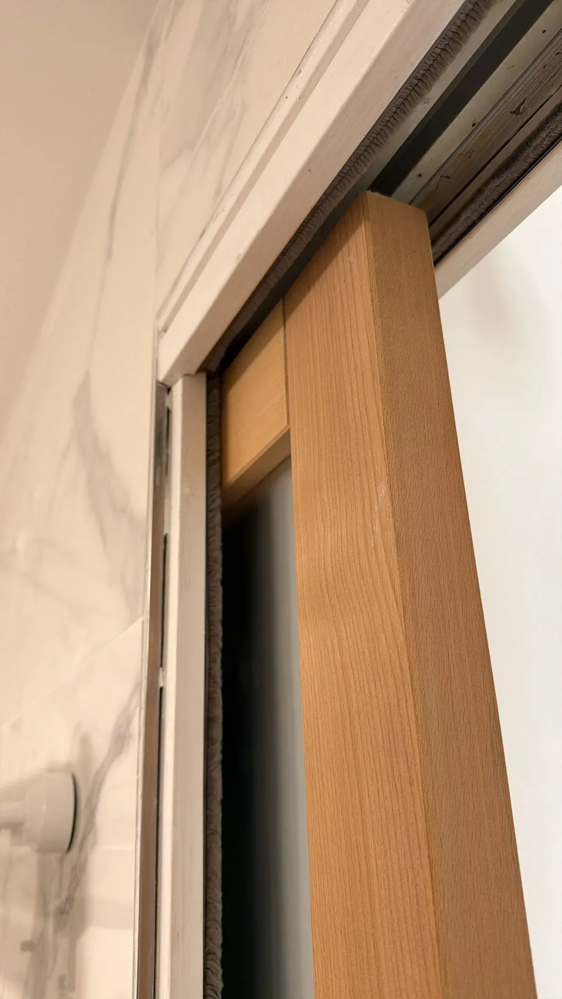 Détail du dormant et de l'habillage d'une fenêtre