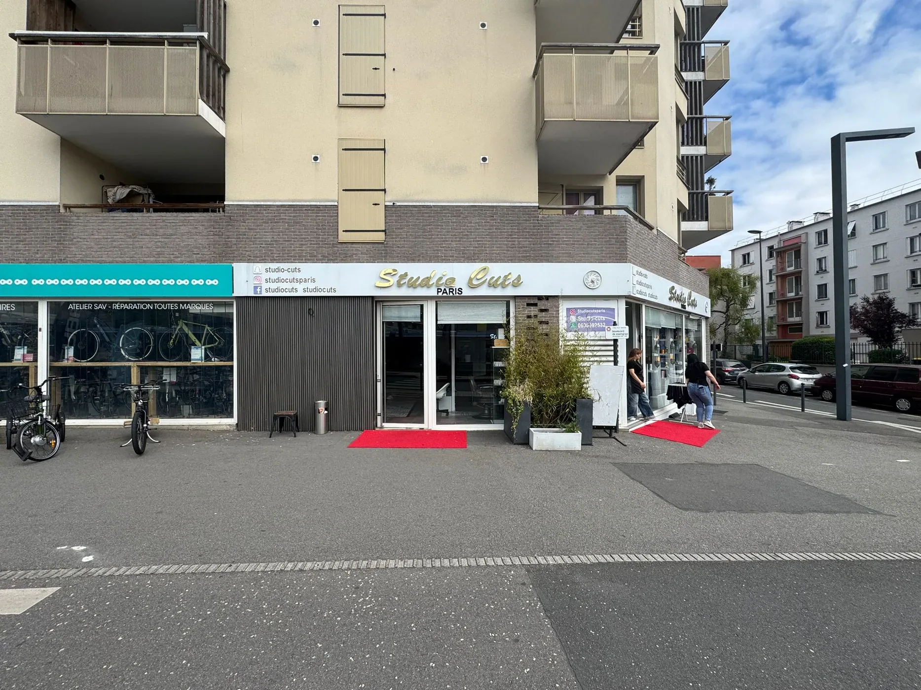 Devanture vitrée de commerce en pied d'immeuble