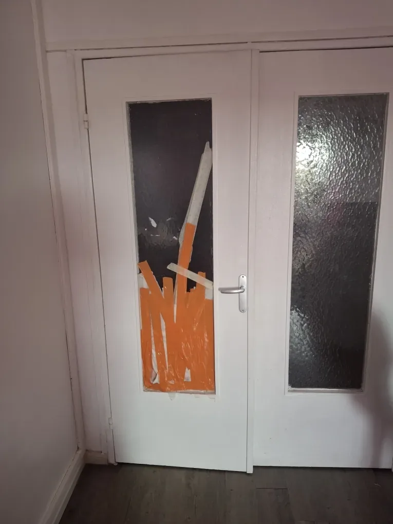 Fermeture provisoire posée sur une vitre cassée à Aulnay-sous-Bois
