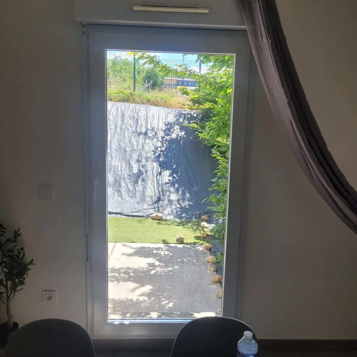 Grande baie vitrée avec vue sur jardin
