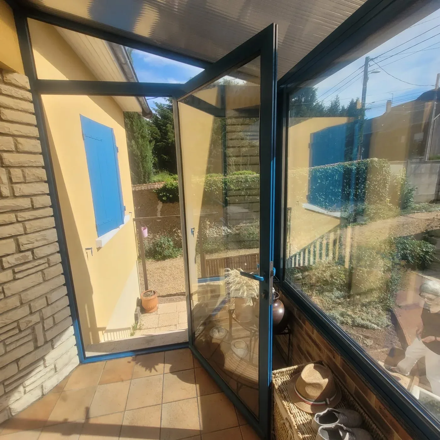 Intérieur d'une véranda aux baies ouvertes
