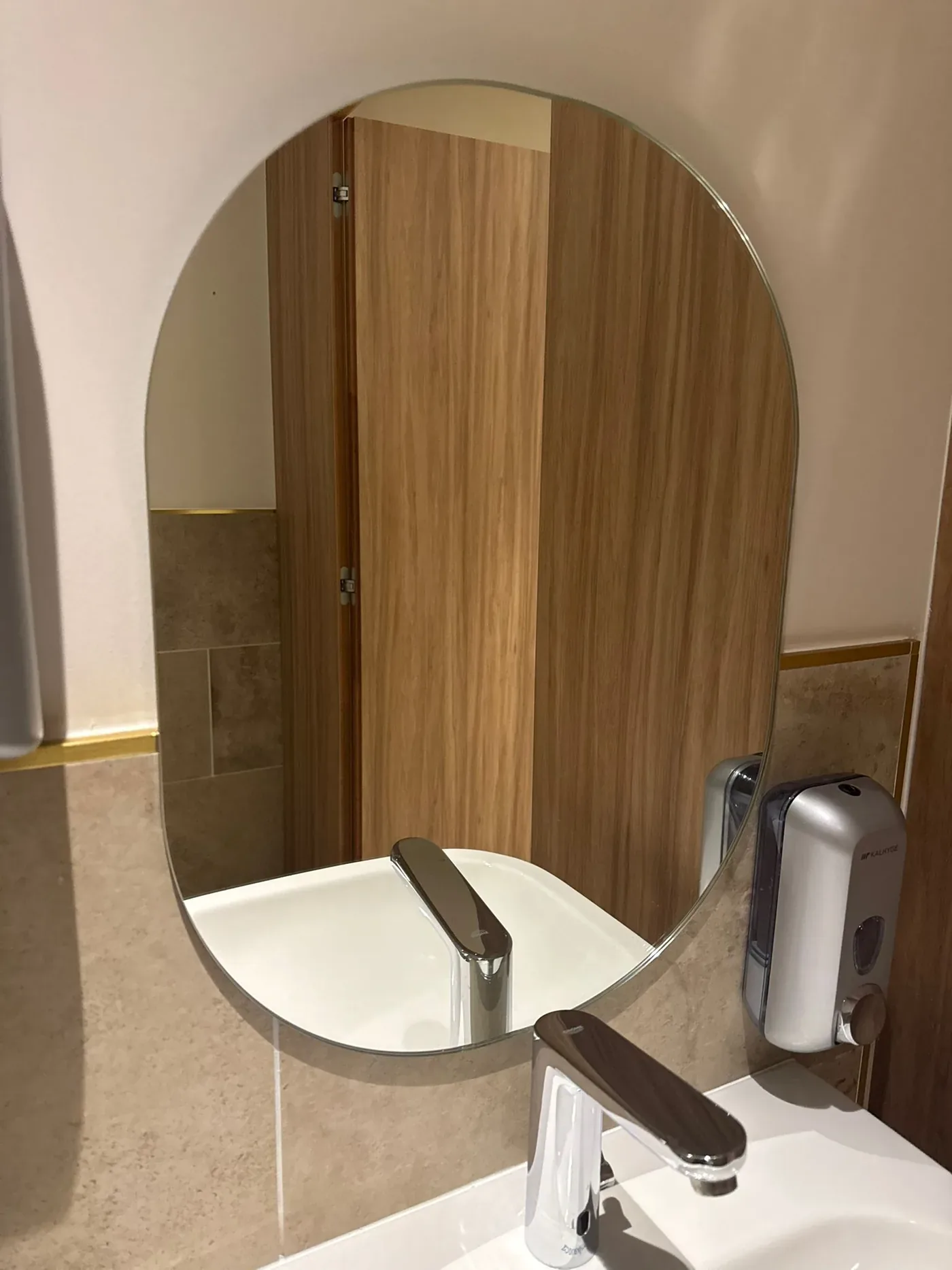 Miroir sur mesure posé dans une salle d'eau
