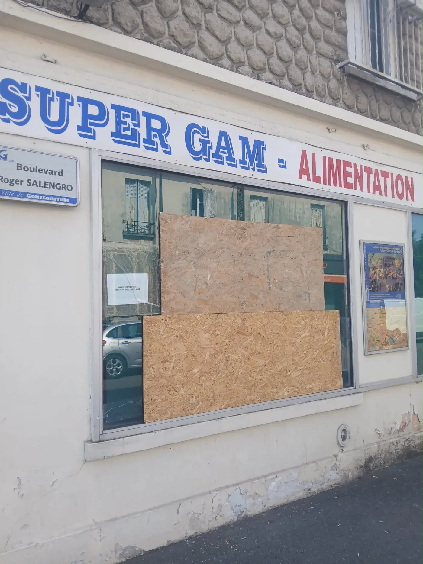 Mise en sécurité d'une vitrine par panneaux de bois vissés
