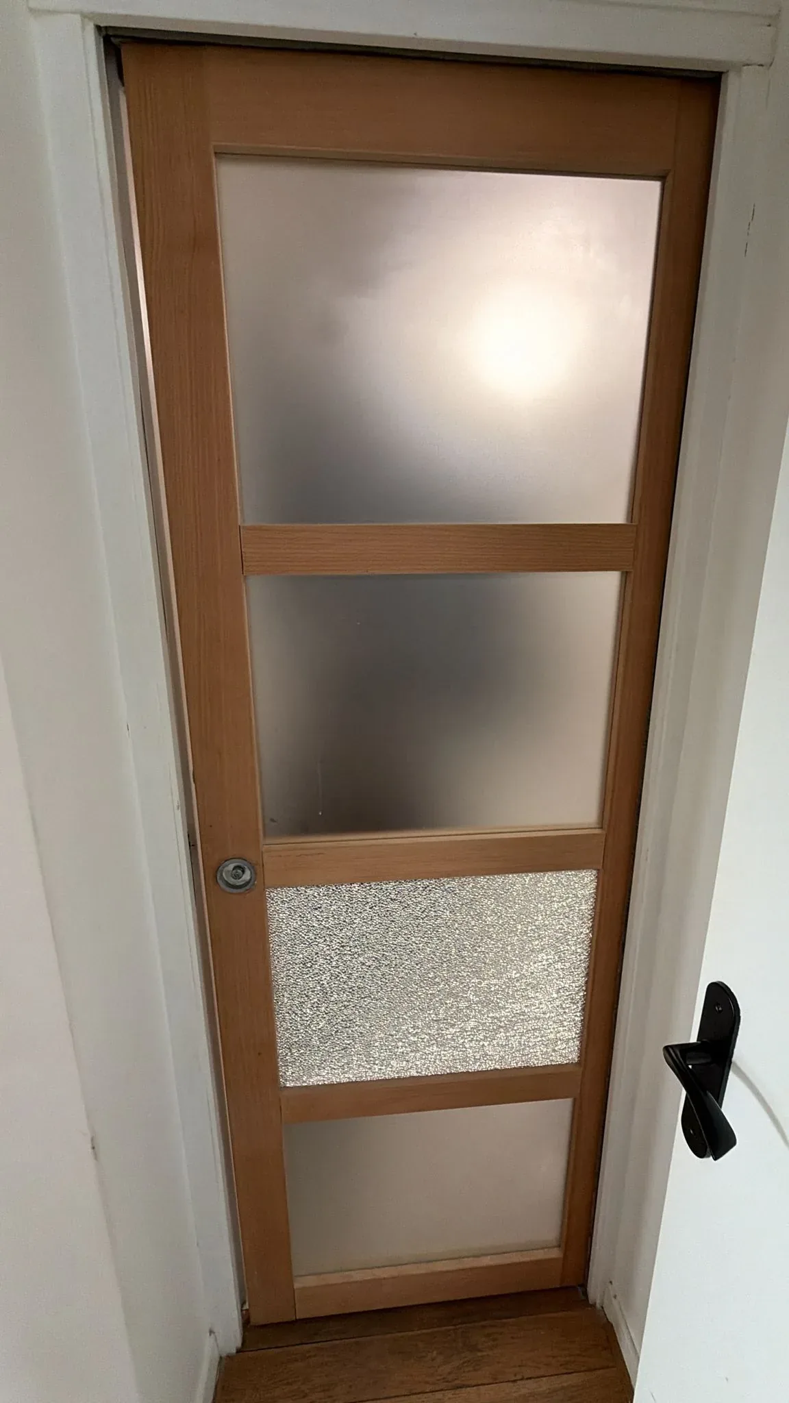 Panneau de verre dépoli sur une porte