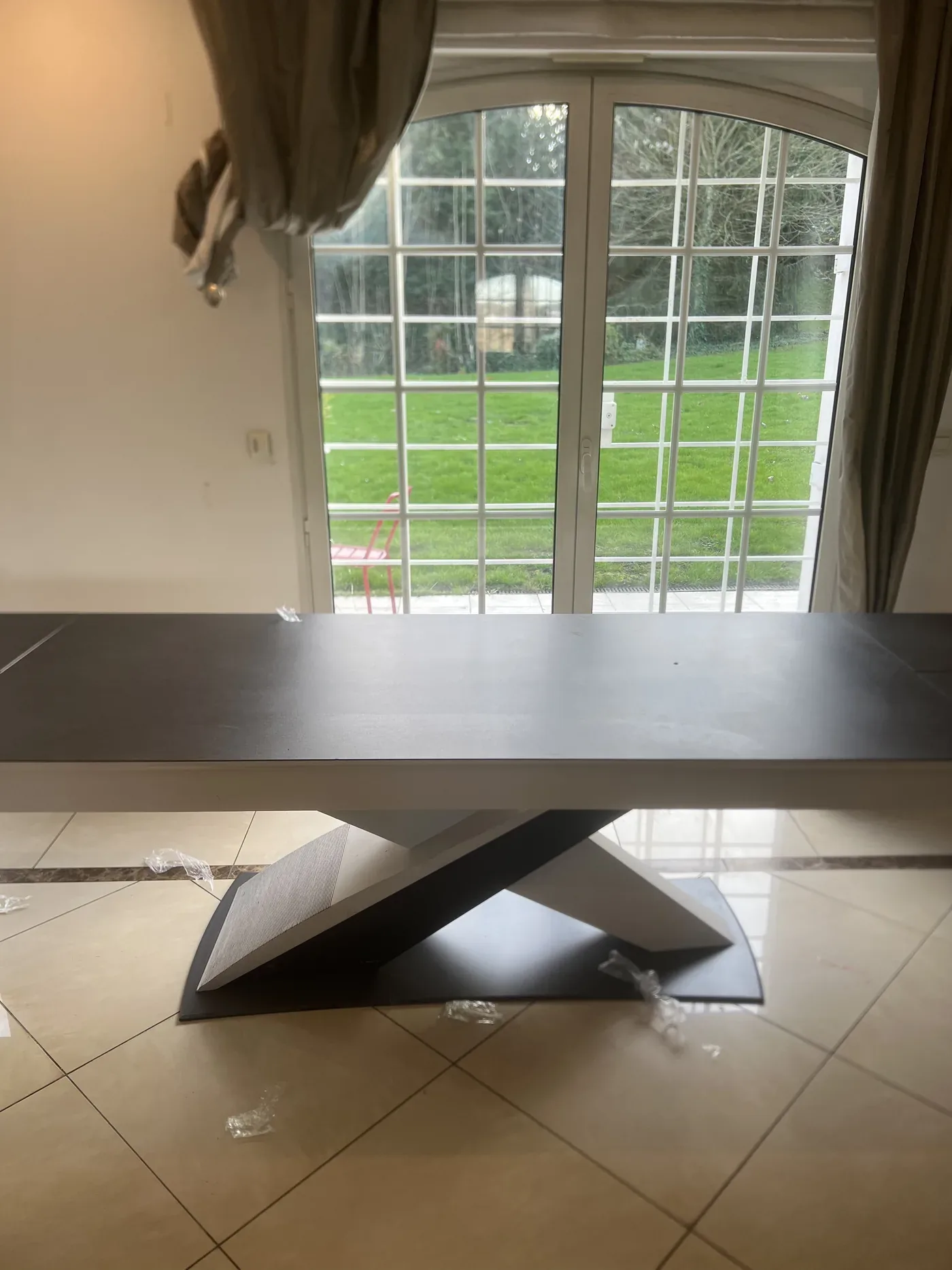 Plateau de verre sur mesure posé sur une table
