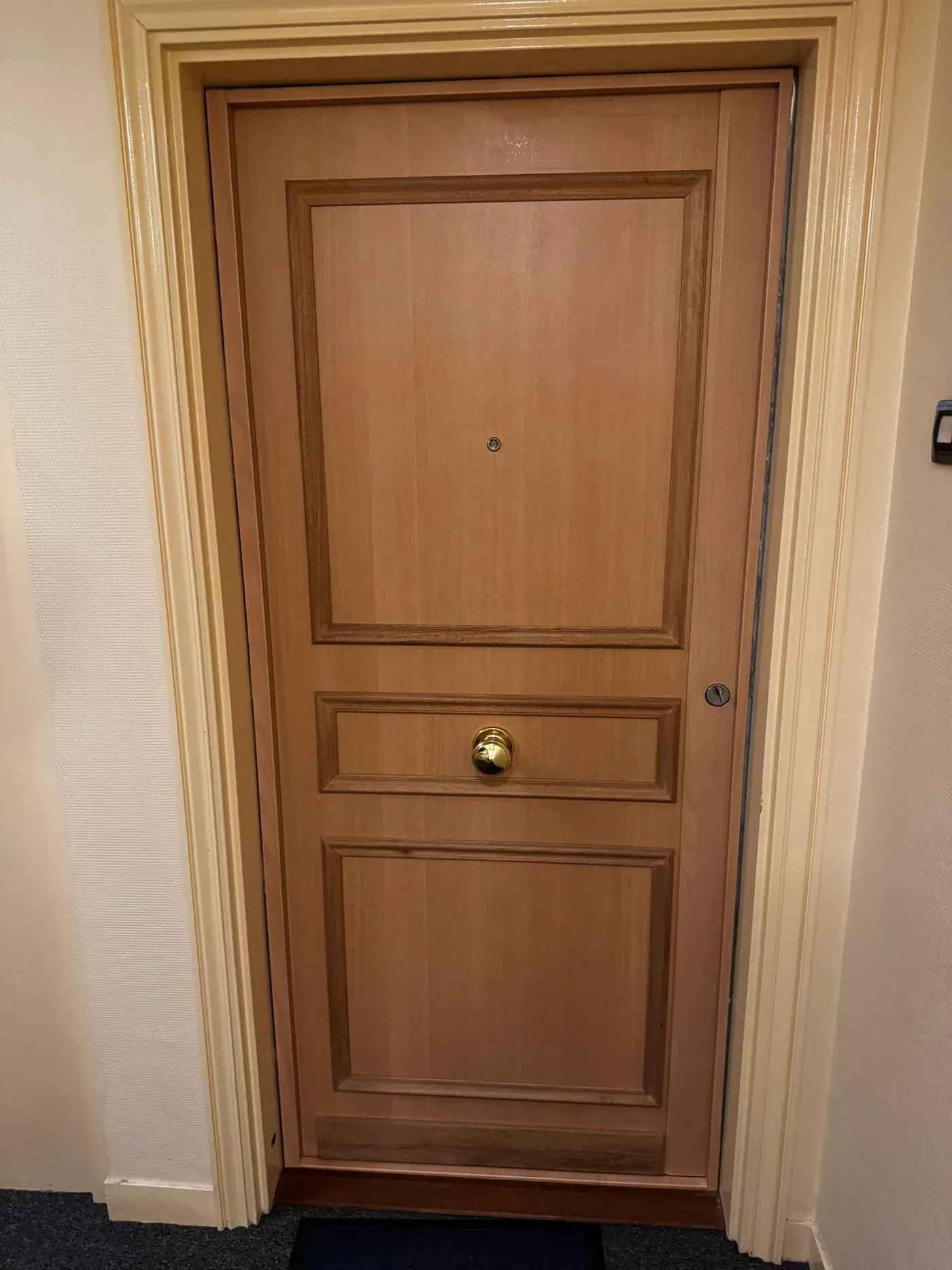 Porte d'entrée en bois d'un appartement, partie vitrée
