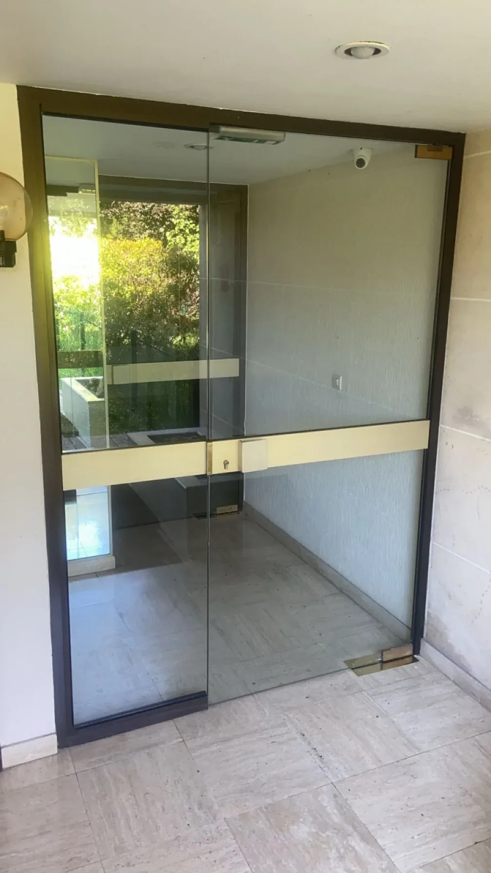 Porte en verre trempé d'une cloison vitrée
