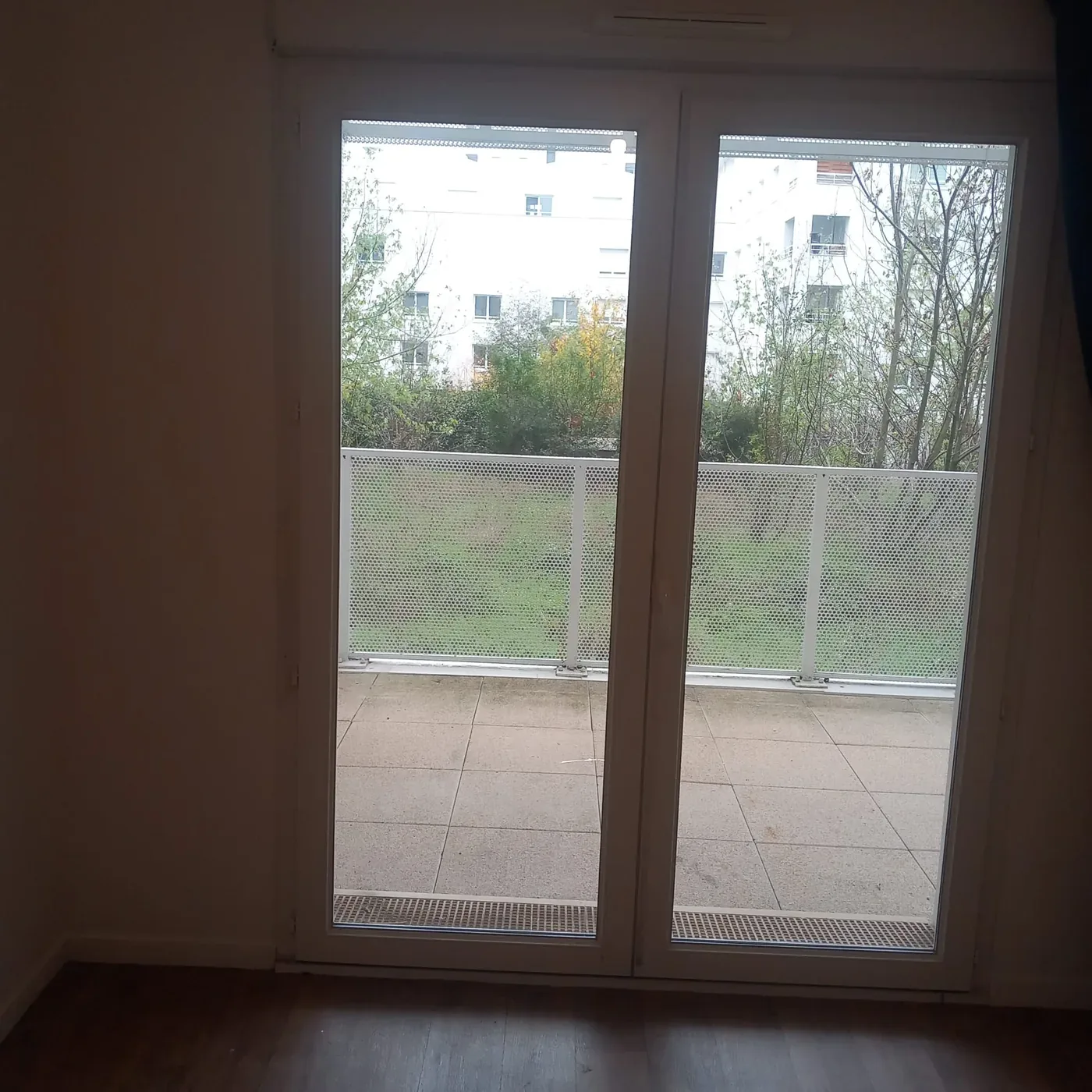 Porte-fenêtre à deux vantaux sur terrasse