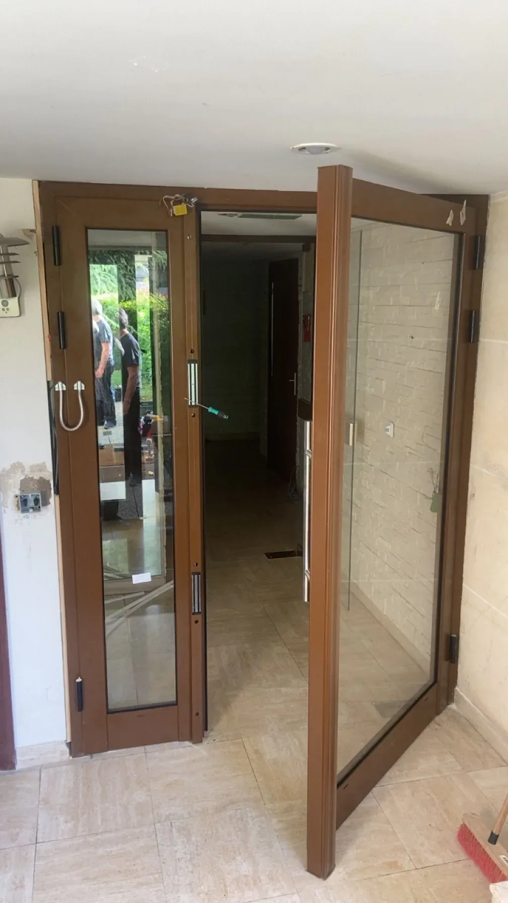 Porte vitrée en bois dans un couloir