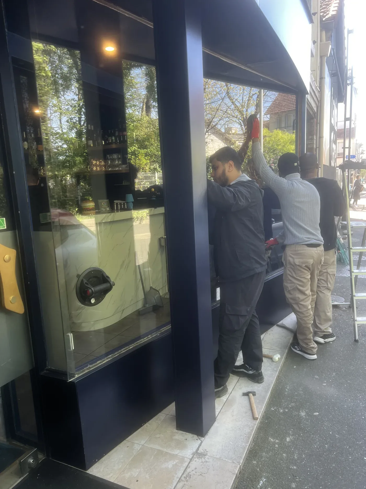 Pose d'un grand vitrage de vitrine par Vitrier Express
