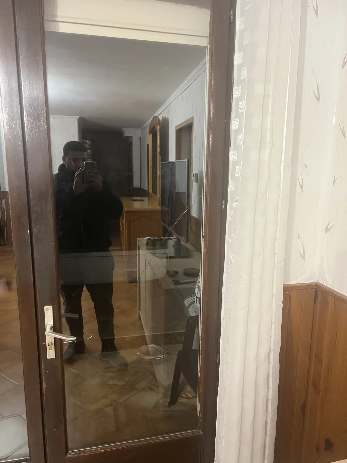 Vitrage neuf posé sur une porte en bois
