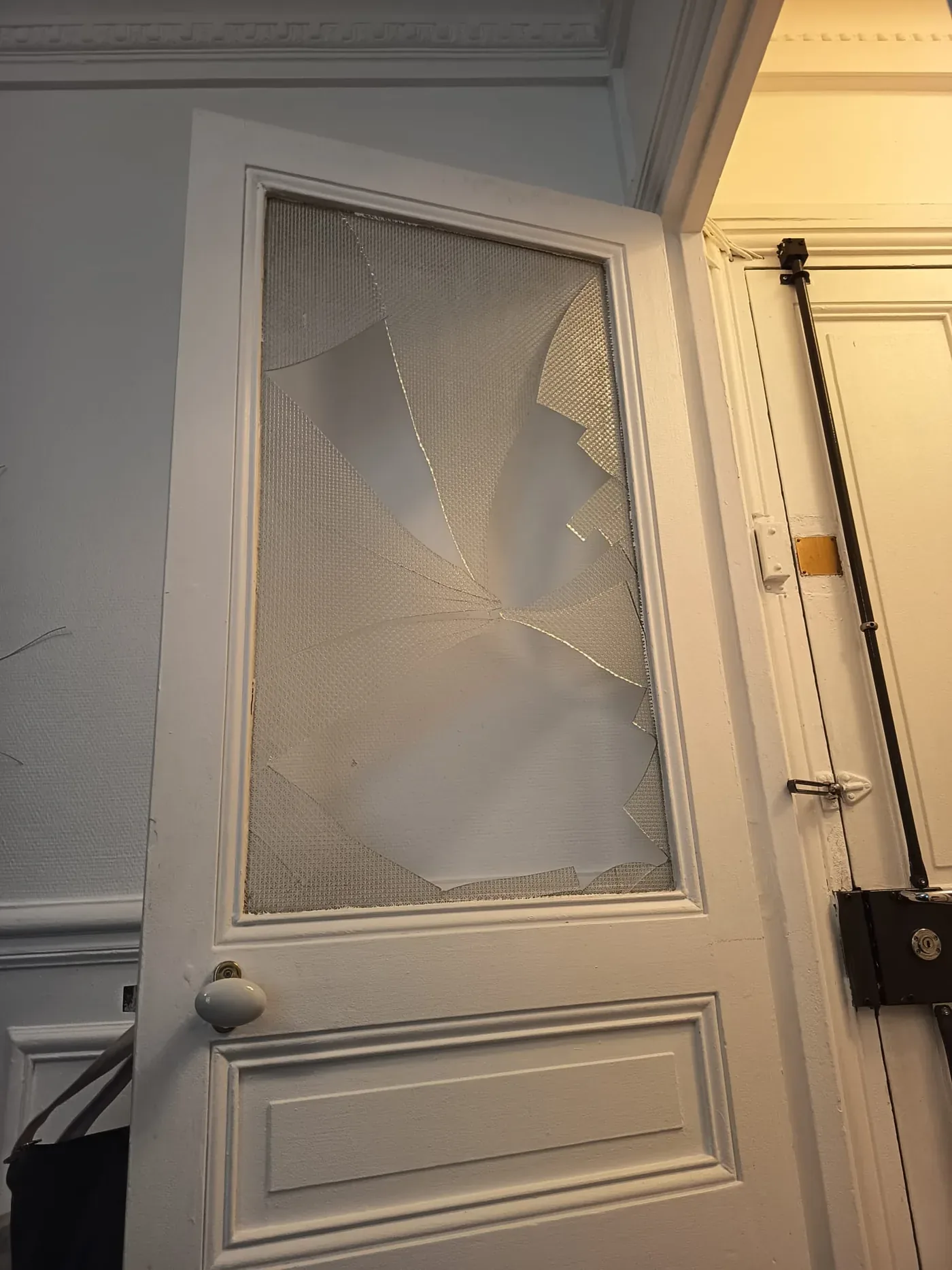 Vitre de porte cassée en étoile, avant remplacement par Vitrier Express à Aulnay-sous-Bois