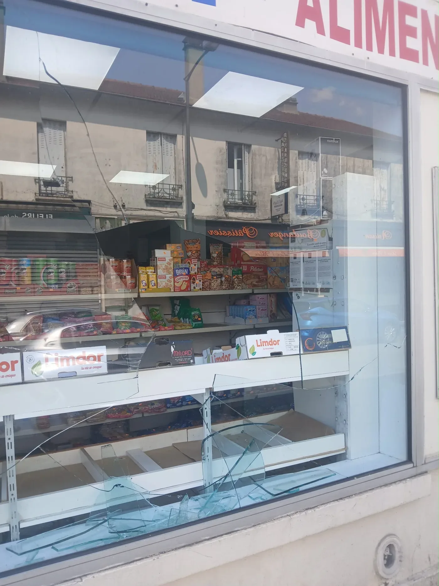 Vitrine d'épicerie brisée, avant sécurisation d'urgence