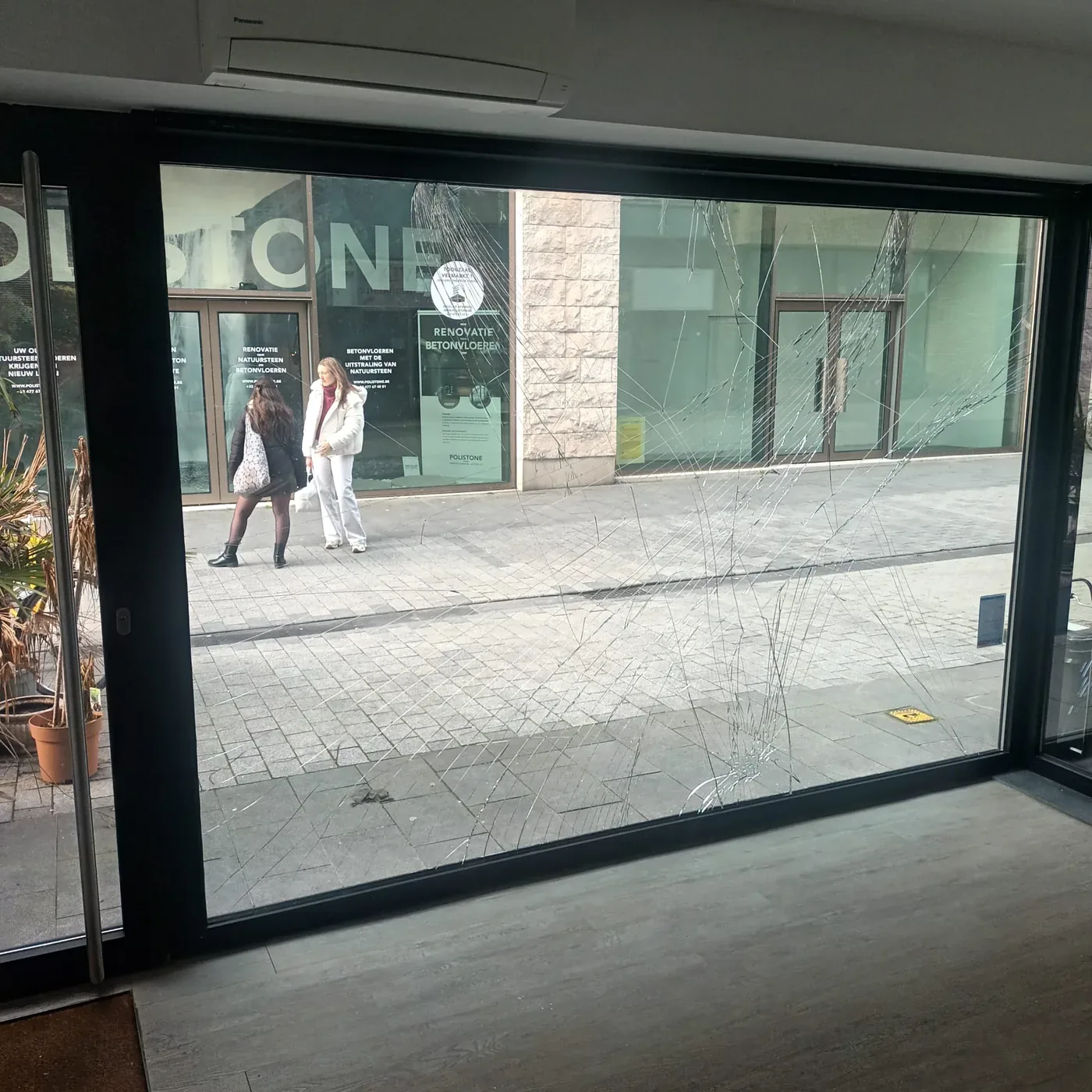 Vitrine de magasin fissurée avant intervention en Seine-Saint-Denis